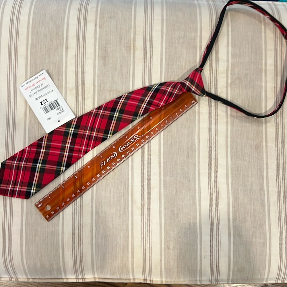 New with tags hartstribg red plaid zip ties. Great condition